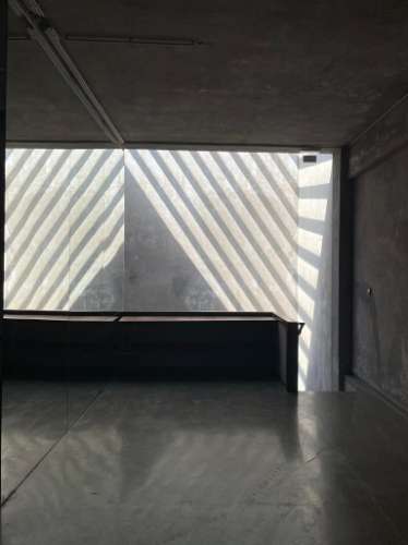 Loja com Armazém | 2 Pisos | 262 m² | Localização Prime