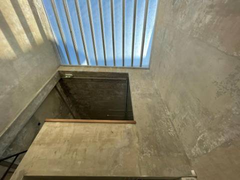 Loja com Armazém | 2 Pisos | 262 m² | Localização Prime