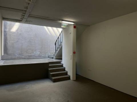 Loja com Armazém | 2 Pisos | 262 m² | Localização Prime