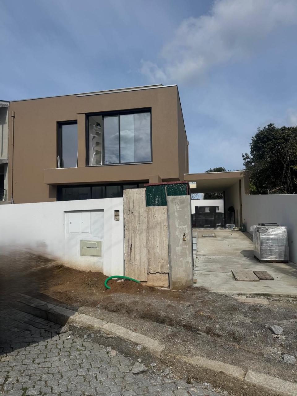 Moradia T3 de 3 frentes | Classe Energética A | Em fase final de construção