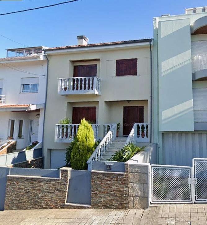 Moradia T4 com garagem para 2 carros, salão e jardim | Valbom - Gondomar