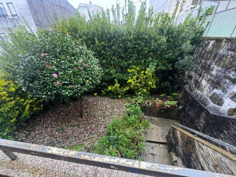 Moradia T4 com garagem para 2 carros, salão e jardim | Valbom - Gondomar