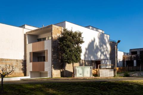 Moradia T4+1 renovada com jardim no Condomínio Quinta do Sardão