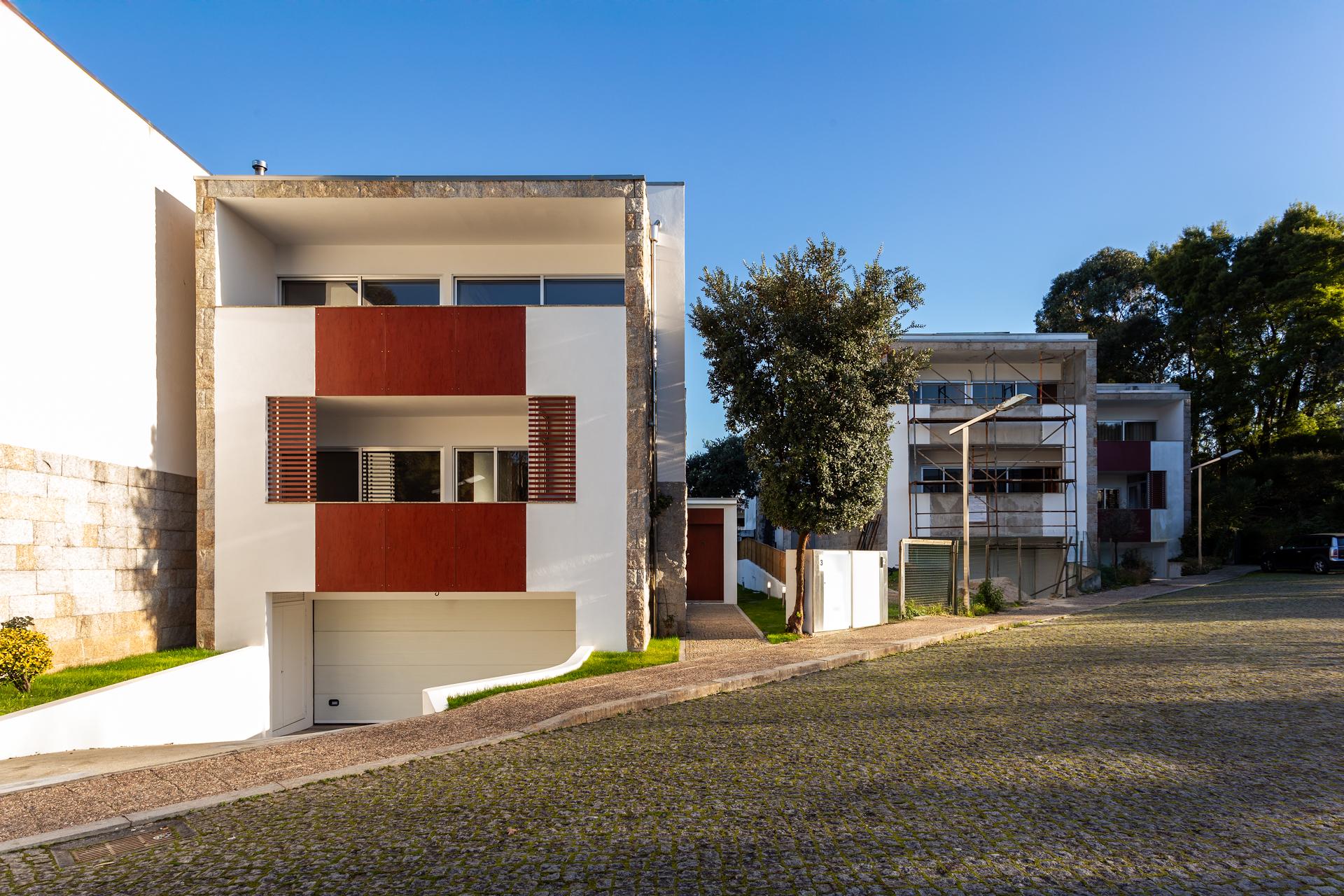 Moradia T4+1 renovada com jardim no Condomínio Quinta do Sardão