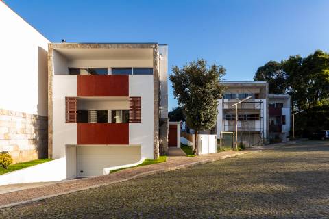 Moradia T4+1 renovada com jardim no Condomínio Quinta do Sardão