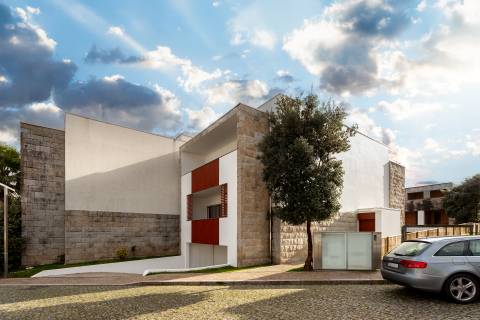 Moradia T4+1 renovada com jardim no Condomínio Quinta do Sardão