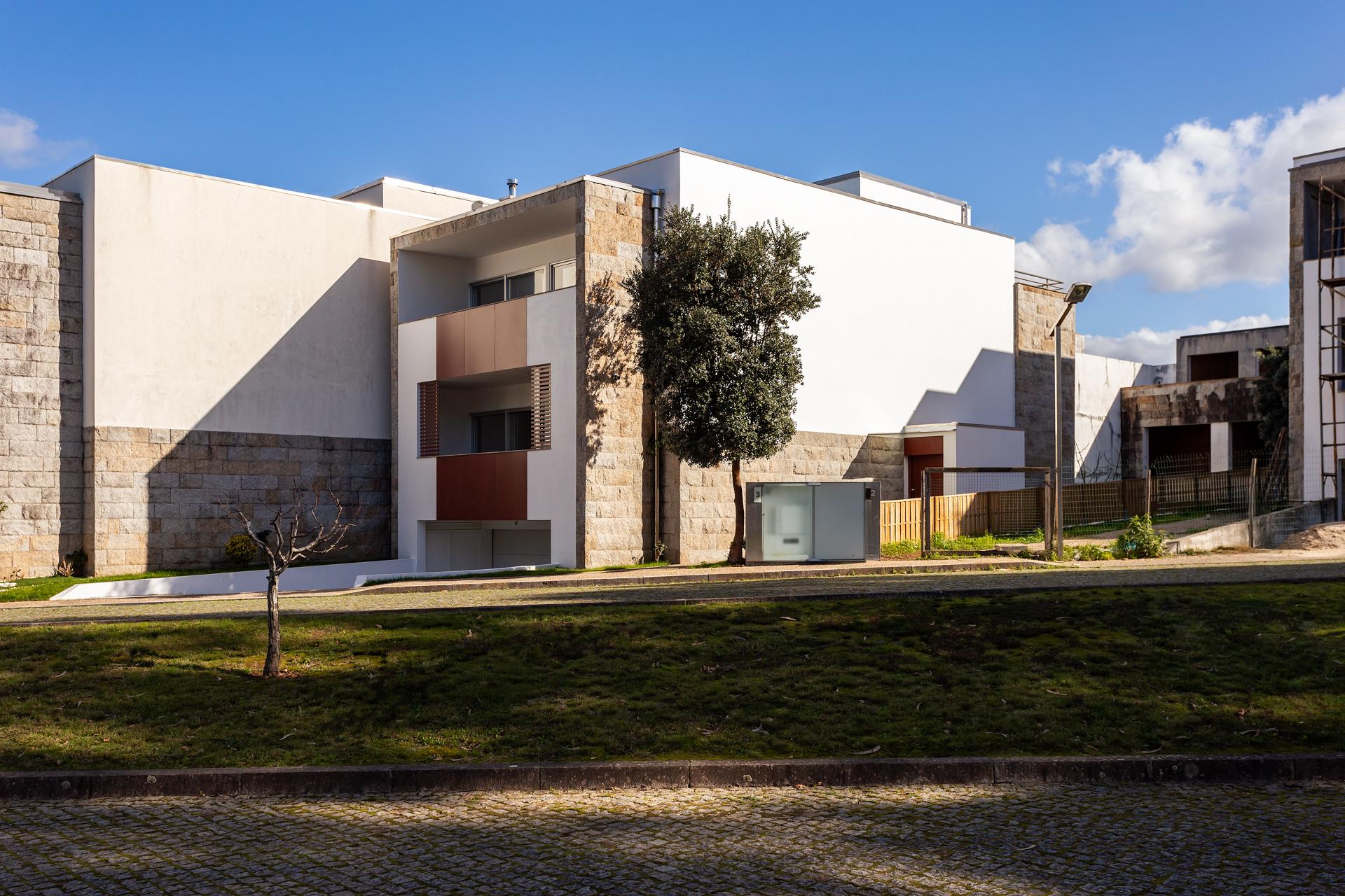 Moradia T4+1 renovada com jardim no Condomínio Quinta do Sardão