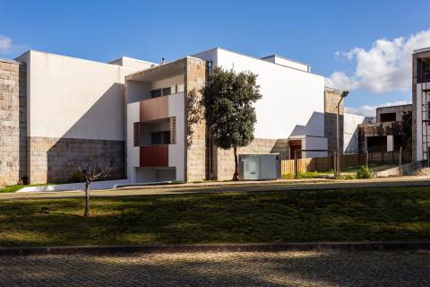 Moradia T4+1 renovada com jardim no Condomínio Quinta do Sardão