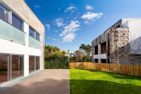 Moradia T4+1 renovada com jardim no Condomínio Quinta do Sardão