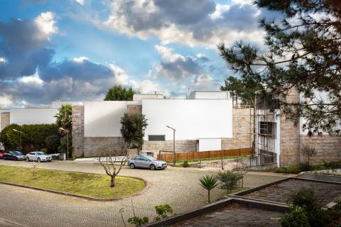 Moradia T4+1 renovada com jardim no Condomínio Quinta do Sardão