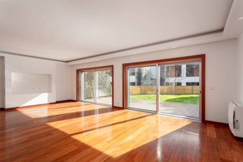 Moradia T4+1 renovada com jardim no Condomínio Quinta do Sardão