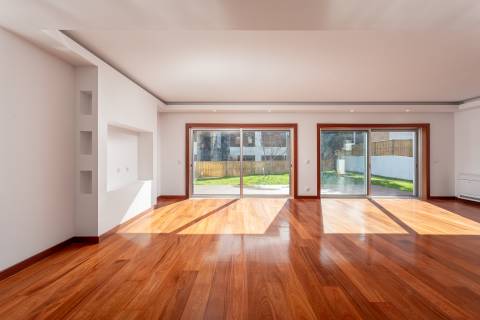 Moradia T4+1 renovada com jardim no Condomínio Quinta do Sardão