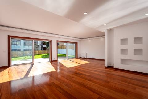 Moradia T4+1 renovada com jardim no Condomínio Quinta do Sardão