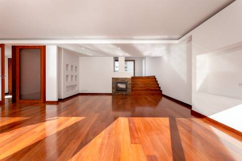 Moradia T4+1 renovada com jardim no Condomínio Quinta do Sardão