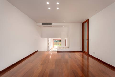 Moradia T4+1 renovada com jardim no Condomínio Quinta do Sardão