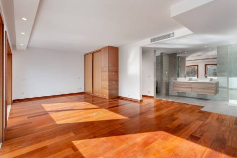 Moradia T4+1 renovada com jardim no Condomínio Quinta do Sardão