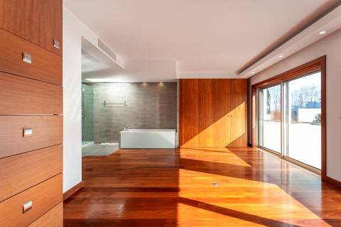 Moradia T4+1 renovada com jardim no Condomínio Quinta do Sardão