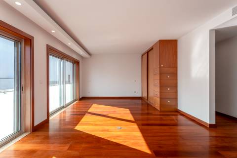 Moradia T4+1 renovada com jardim no Condomínio Quinta do Sardão