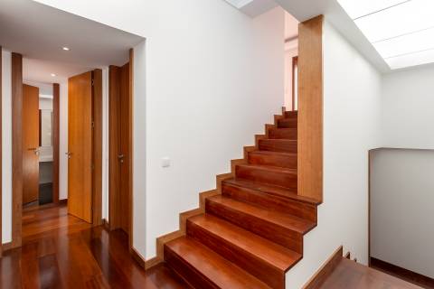 Moradia T4+1 renovada com jardim no Condomínio Quinta do Sardão