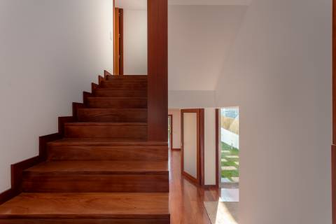 Moradia T4+1 renovada com jardim no Condomínio Quinta do Sardão