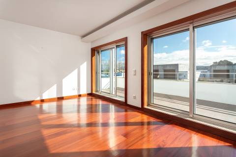 Moradia T4+1 renovada com jardim no Condomínio Quinta do Sardão