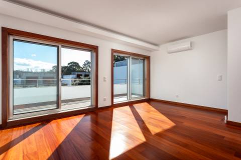 Moradia T4+1 renovada com jardim no Condomínio Quinta do Sardão