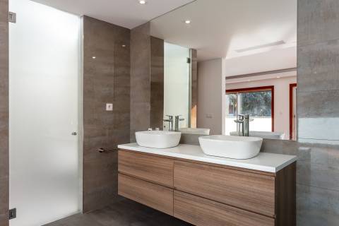 Moradia T4+1 renovada com jardim no Condomínio Quinta do Sardão