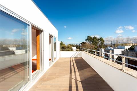 Moradia T4+1 renovada com jardim no Condomínio Quinta do Sardão