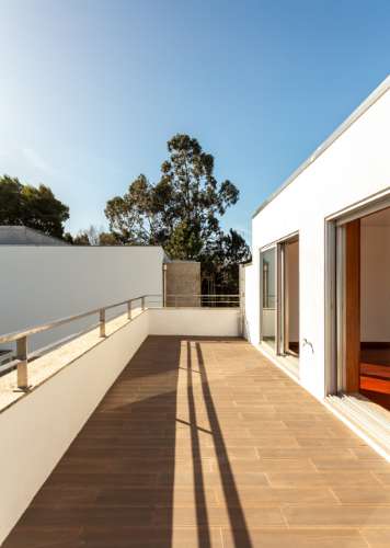 Moradia T4+1 renovada com jardim no Condomínio Quinta do Sardão