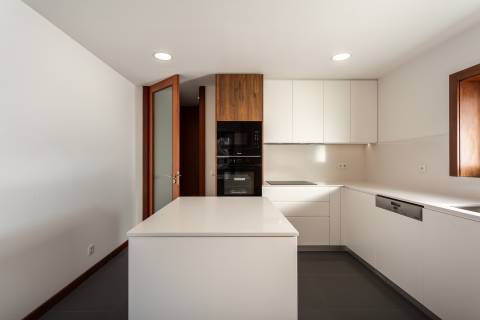 Moradia T4+1 renovada com jardim no Condomínio Quinta do Sardão