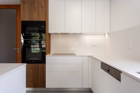 Moradia T4+1 renovada com jardim no Condomínio Quinta do Sardão