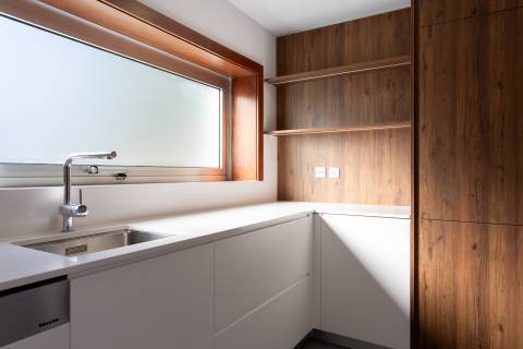 Moradia T4+1 renovada com jardim no Condomínio Quinta do Sardão