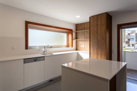 Moradia T4+1 renovada com jardim no Condomínio Quinta do Sardão