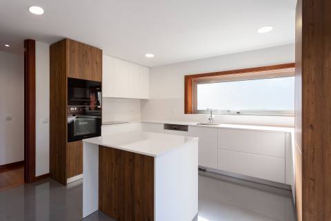 Moradia T4+1 renovada com jardim no Condomínio Quinta do Sardão