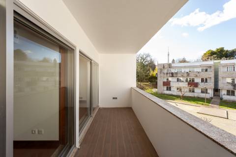 Moradia T4+1 renovada com jardim no Condomínio Quinta do Sardão