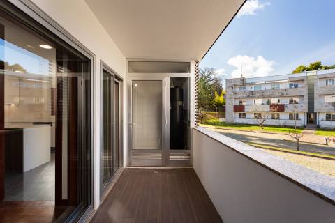 Moradia T4+1 renovada com jardim no Condomínio Quinta do Sardão