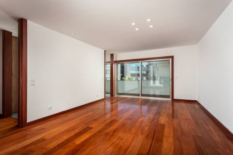 Moradia T4+1 renovada com jardim no Condomínio Quinta do Sardão