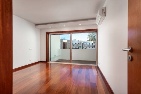 Moradia T4+1 renovada com jardim no Condomínio Quinta do Sardão