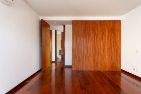 Moradia T4+1 renovada com jardim no Condomínio Quinta do Sardão