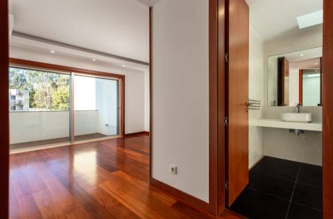 Moradia T4+1 renovada com jardim no Condomínio Quinta do Sardão