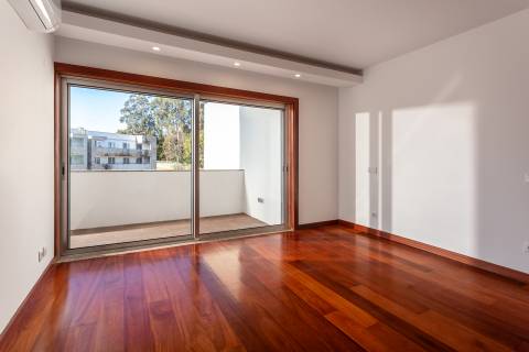 Moradia T4+1 renovada com jardim no Condomínio Quinta do Sardão