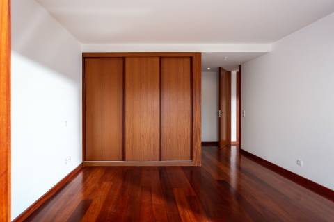 Moradia T4+1 renovada com jardim no Condomínio Quinta do Sardão