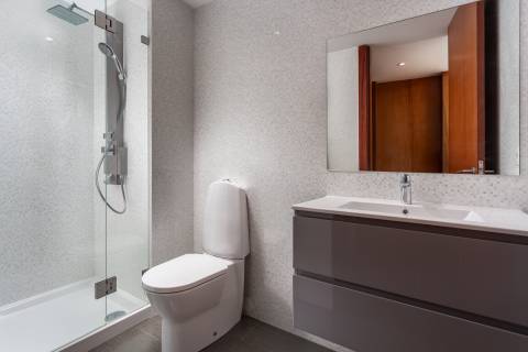 Moradia T4+1 renovada com jardim no Condomínio Quinta do Sardão