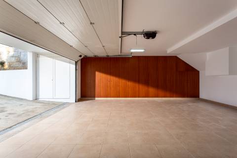 Moradia T4+1 renovada com jardim no Condomínio Quinta do Sardão