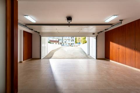 Moradia T4+1 renovada com jardim no Condomínio Quinta do Sardão