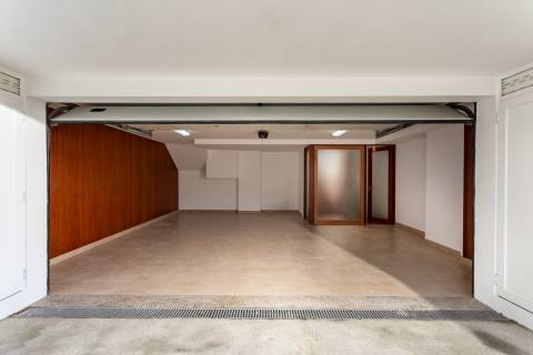 Moradia T4+1 renovada com jardim no Condomínio Quinta do Sardão