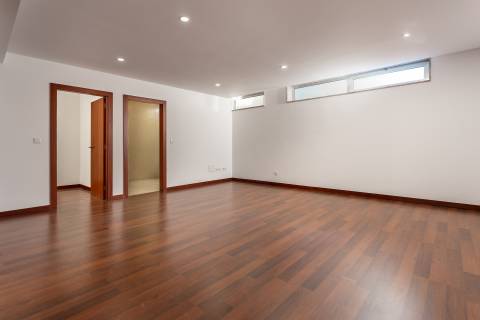 Moradia T4+1 renovada com jardim no Condomínio Quinta do Sardão