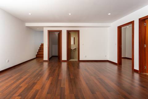 Moradia T4+1 renovada com jardim no Condomínio Quinta do Sardão