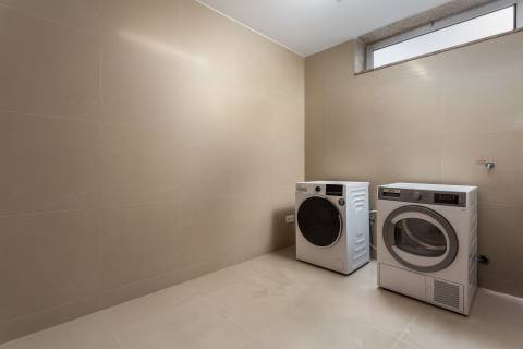 Moradia T4+1 renovada com jardim no Condomínio Quinta do Sardão