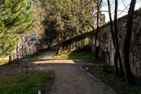 Moradia T4+1 renovada com jardim no Condomínio Quinta do Sardão